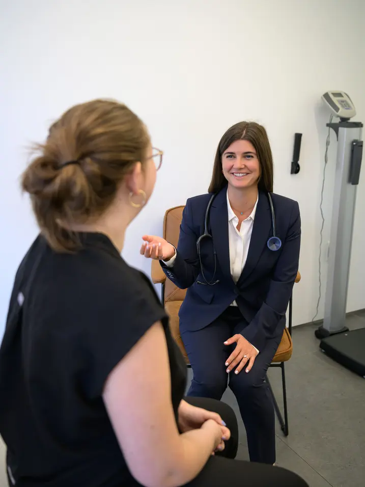 Dr. Danielle Grossman-Stuart talking with a patient during a visit.